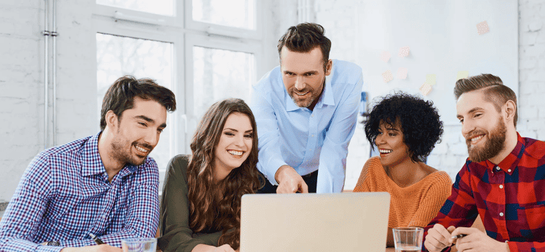 Equipo diseñando una solución de IA